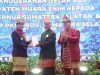 Pj Gubernur Sumsel Agus Fatoni dan Pj Ketua PKK Sumsel Mendapat Gelar Adat Kabupaten Muara Enim