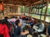 Sekretaris Koordinator Wilayah (Korwil) Forum Wartawan Jaya Indonesia (FWJI) Karawang, Aisah merayakan ulang tahunnya yang ke-47 dengan aksi unik
