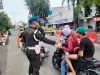 Sub Detasemen Polisi MIliter (Subdenpom) III/3-1 Karawang Bagikan Takjil Gratis