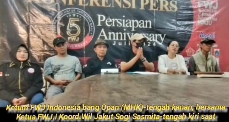 Ketum FWJ Indonesia, Mustofa Hadi Karya (MHK/bang Opan)-tengah kanan, dengan didampingi Bendum Tri Wulansari (Kedua dari kanan) bersama Ketua FWJ.i Koord.Wil Jakut Sogi Sasmita-tengah kiri saat menggelar jumpa pers menyambut HUT Ke-5 Tahun FWJ Indonesia.dok-istimewa