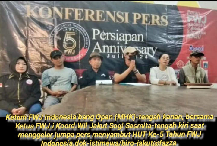 Ketum FWJ Indonesia, Mustofa Hadi Karya (MHK/bang Opan)-tengah kanan, dengan didampingi Bendum Tri Wulansari (Kedua dari kanan) bersama Ketua FWJ.i Koord.Wil Jakut Sogi Sasmita-tengah kiri saat menggelar jumpa pers menyambut HUT Ke-5 Tahun FWJ Indonesia.dok-istimewa