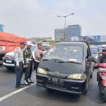 Foto : Satlantas Polres Metro Bekasi Kota melaksanakan operasi tersebut di depan Mega Mall Bekasi, Jl. Ahmad Yani, Kota Bekasi pada Senin (14/10/24).