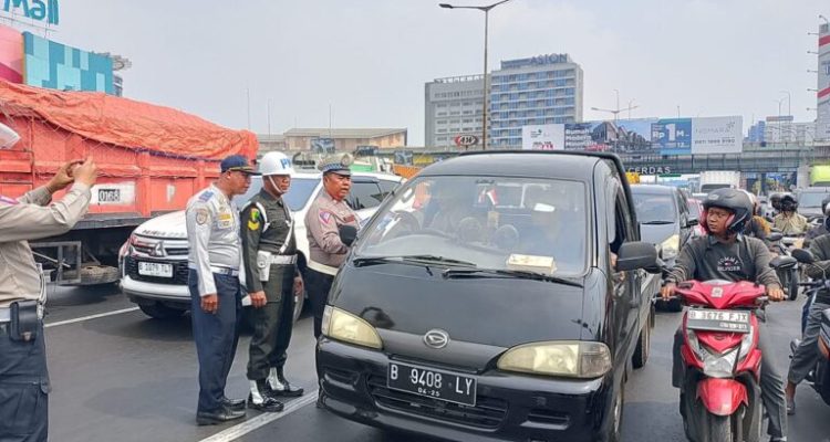 Foto : Satlantas Polres Metro Bekasi Kota melaksanakan operasi tersebut di depan Mega Mall Bekasi, Jl. Ahmad Yani, Kota Bekasi pada Senin (14/10/24).