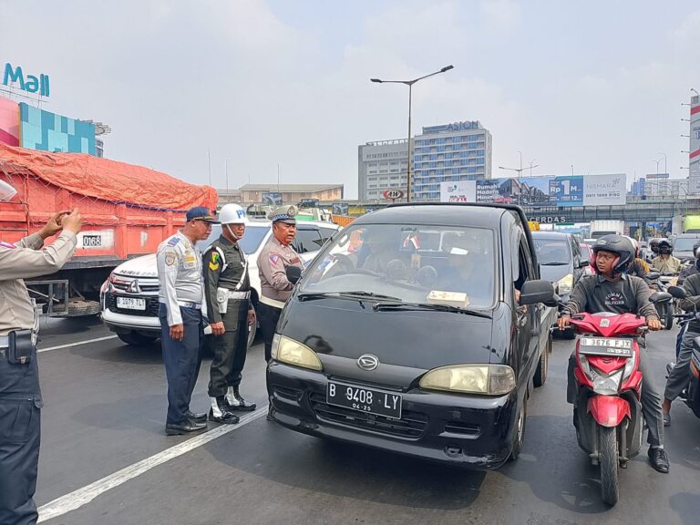 Foto : Satlantas Polres Metro Bekasi Kota melaksanakan operasi tersebut di depan Mega Mall Bekasi, Jl. Ahmad Yani, Kota Bekasi pada Senin (14/10/24).