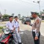Unit Lantas Polsek Kandis Tengah Imbau Pelajar Wajib Pakai Helm Saat Berkendara Ke Sekolah Unit Lantas Polsek Kandis Tengah Imbau Pelajar Wajib Pakai Helm Saat Berkendara Ke Sekolah