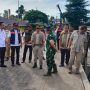 Siap Dilalui Pengguna Jalan, Kepala BNPB Didampingi Kasdim 0507/Bekasi Tinjau Jembatan Sementara di Kemang Pratama